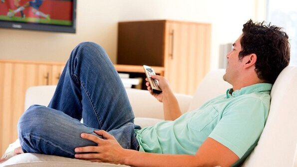 L'homme regarde la télévision
